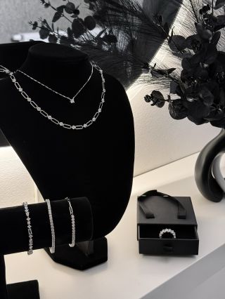 Pro milovníky stříbra! Máme na výběr z mnoha úžasných kousků. 🩶 Zkrátka - každý si u nás najde to své. 🙌🏼